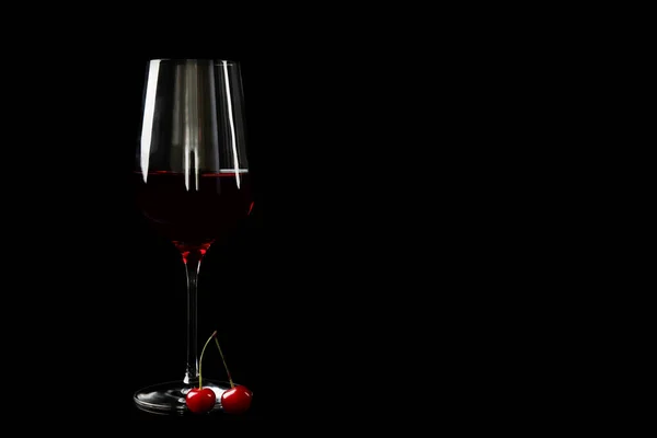 Вкусное Вишневое Вино Спелыми Сочными Ягодами Черном Фоне Пространство Текста — стоковое фото