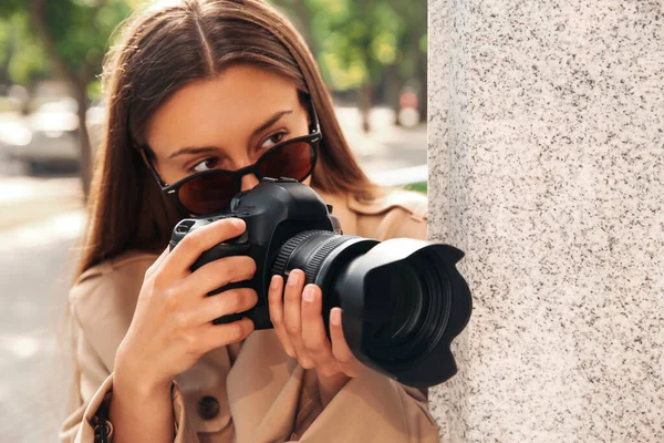 街の通りの建物の近くでスパイカメラを持つ私立探偵 — ストック写真