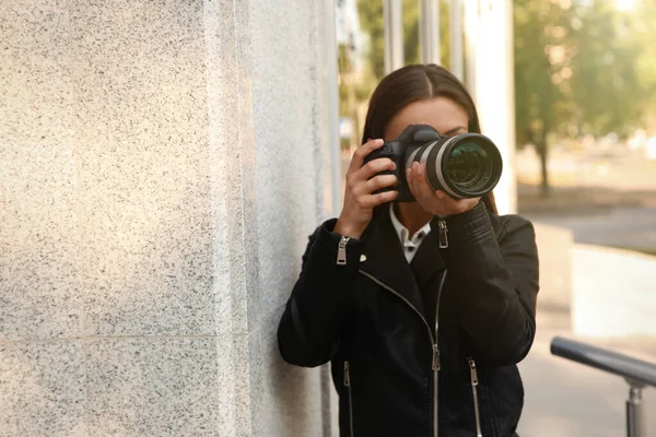 Détective Privé Avec Caméra Espionnant Près Bâtiment Sur Rue Ville — Photo