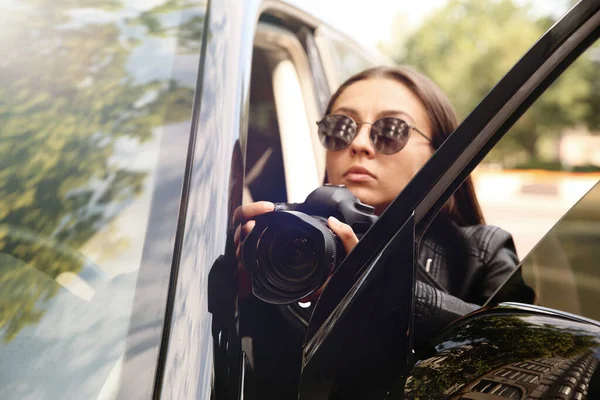 Prywatny Detektyw Kamerą Szpiegostwo Pobliżu Samochodu Zewnątrz — Zdjęcie stockowe