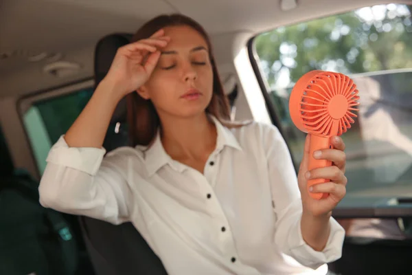 Mujer Joven Con Ventilador Portátil Que Sufre Calor Coche Día — Foto de Stock