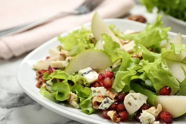 Velsmagende Salat Med Pæreskiver Hvidt Bord Closeup - Stock-foto