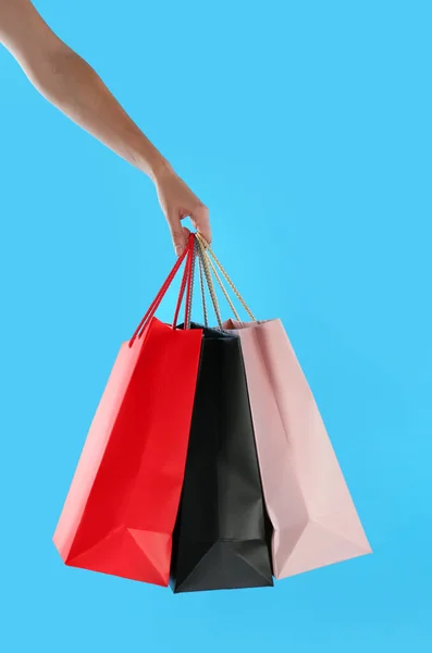 Vrouw Met Papieren Boodschappentassen Lichtblauwe Achtergrond Close — Stockfoto