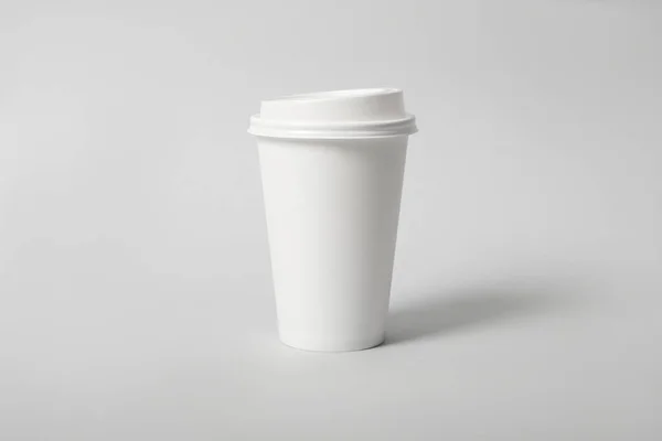 薄い灰色の背景に持ち帰り用の紙コーヒーカップ — ストック写真