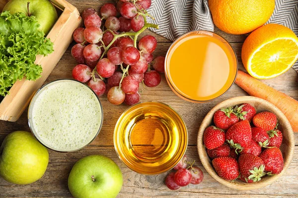 Copos Sucos Deliciosos Frutas Frescas Mesa Madeira Flat Lay — Fotografia de Stock