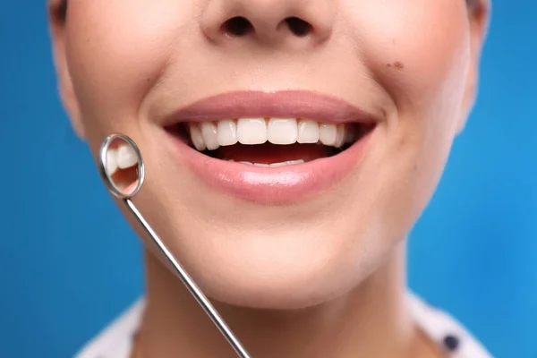 Jonge Vrouw Met Mondspiegel Blauwe Achtergrond Close Cosmetische Tandheelkunde — Stockfoto