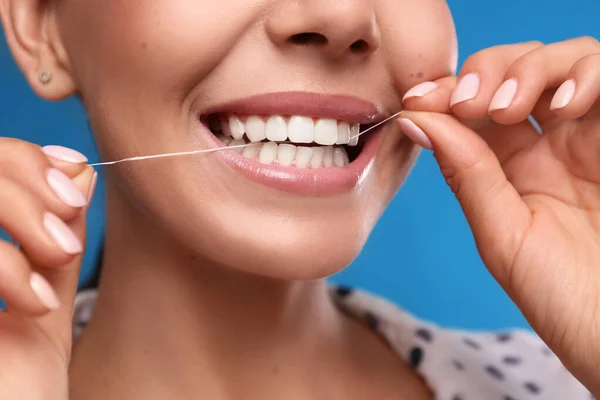 Jovem Mulher Usando Fio Dental Nos Dentes Fundo Azul Close — Fotografia de Stock