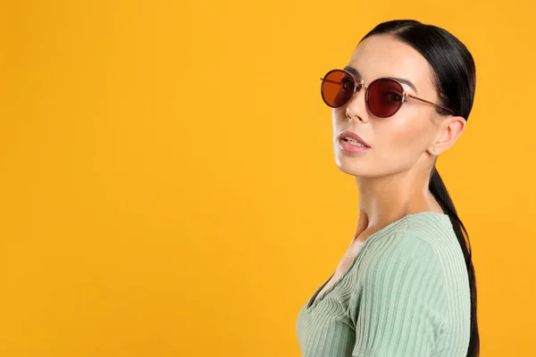 Hermosa Mujer Con Gafas Sol Sobre Fondo Amarillo Espacio Para — Foto de Stock