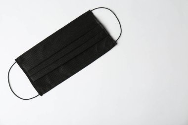 Beyaz arka planda ev yapımı koruyucu yüz maskesi. Metin için boşluk