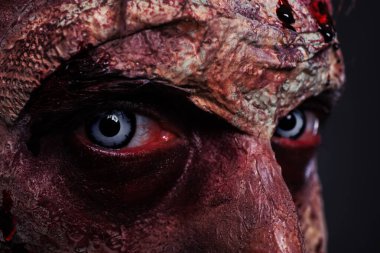 Korkunç zombiye yakından bak. Cadılar Bayramı canavarı