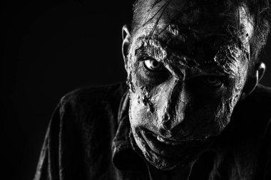 Karanlık arka planda korkunç bir zombi, siyah beyaz etkisi. Cadılar Bayramı canavarı