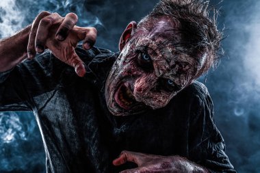 Karanlık arka planda korkunç bir zombi. Cadılar Bayramı canavarı