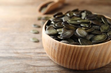 Kabak çekirdekleri ahşap masada, yakın plan.