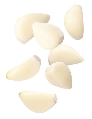 Beyaz arka planda bir sürü sarımsak karanfili düşüyor