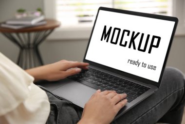 Modern dizüstü bilgisayarla çalışan kadın, ekranda kullanılmaya hazır metin, kapat