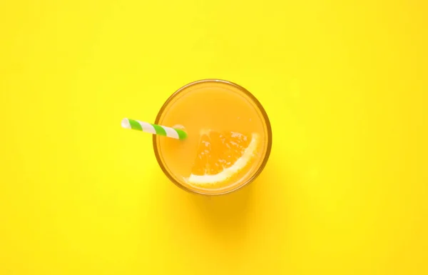 Glas Sinaasappelsap Gele Achtergrond Bovenaanzicht — Stockfoto