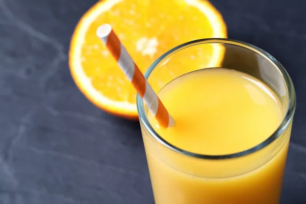 어두운 맛있는 오렌지 클로즈업 — 스톡 사진