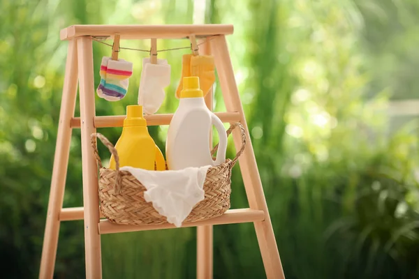 Botellas Detergente Ropa Infantil Escalera Madera Aire Libre — Foto de Stock