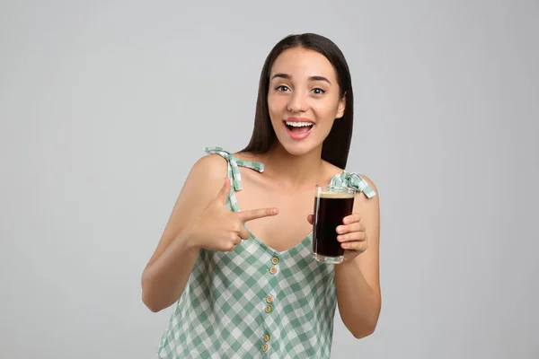 Hermosa Mujer Con Kvass Frío Sobre Fondo Gris Claro Bebida —  Fotos de Stock