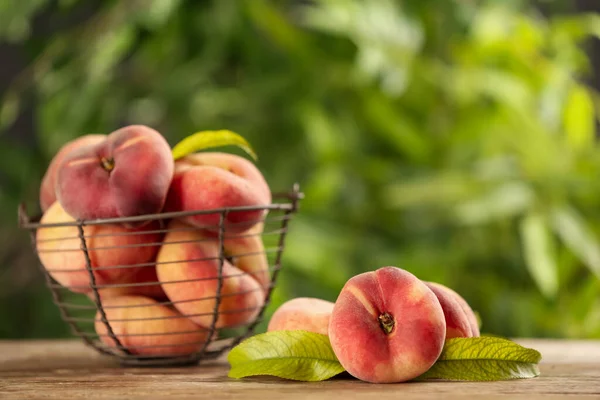 Verse Rijpe Donut Perziken Houten Tafel Tegen Wazig Groene Achtergrond — Stockfoto