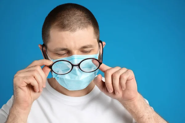 Hombre Limpiando Gafas Niebla Causada Por Uso Máscara Desechable Sobre —  Fotos de Stock