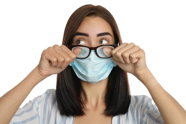 Νεαρή Γυναίκα Σκουπίζει Ομιχλώδη Γυαλιά Που Προκαλούνται Από Φορώντας Μάσκα — Φωτογραφία Αρχείου