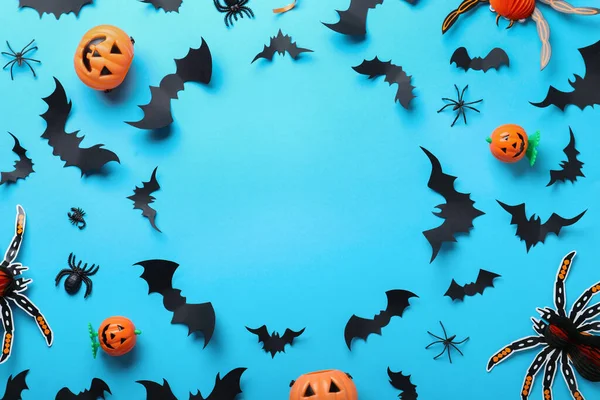 Rahmen Mit Halloween Deko Elementen Auf Hellblauem Hintergrund Flach Gelegt — Stockfoto