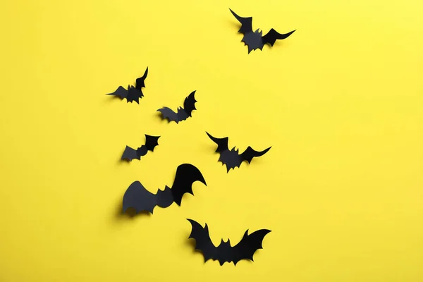 Sarı Arka Planda Kağıt Yarasalar Düz Yatış Cadılar Bayramı Dekorasyonu — Stok fotoğraf