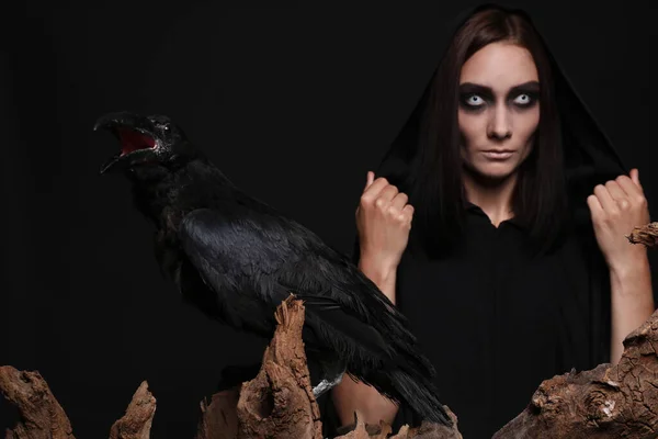 Corbeau Mystérieuse Sorcière Sur Fond Noir — Photo