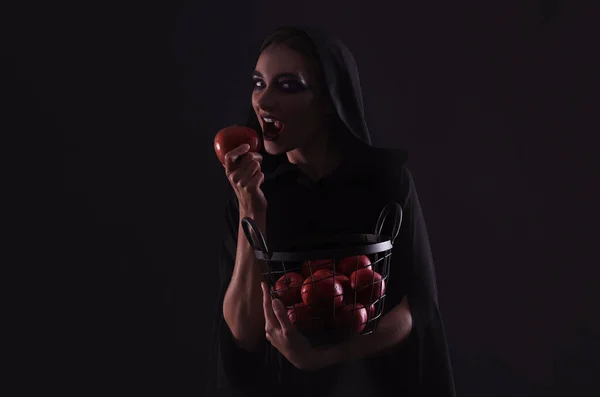 Mystérieuse Sorcière Mangeant Pomme Sur Fond Noir — Photo