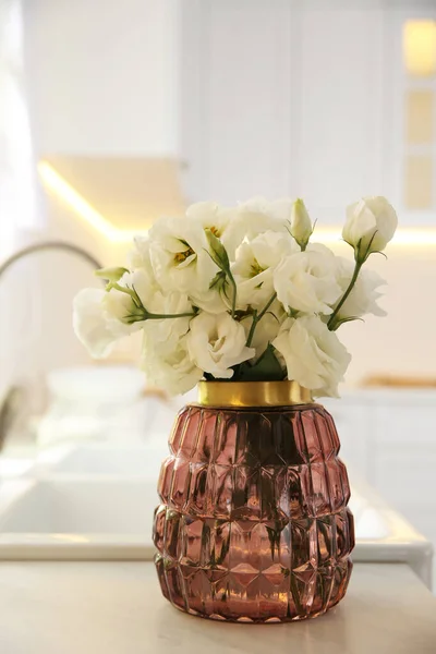 Bouquet Belles Fleurs Sur Comptoir Cuisine Design Intérieur — Photo