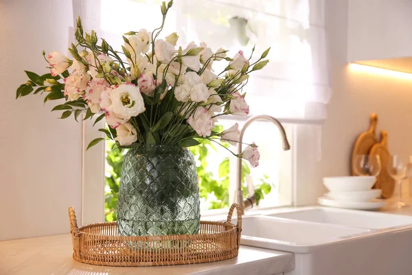Kytice Krásných Květin Pultu Kuchyni Prostor Pro Text Návrh Interiéru — Stock fotografie