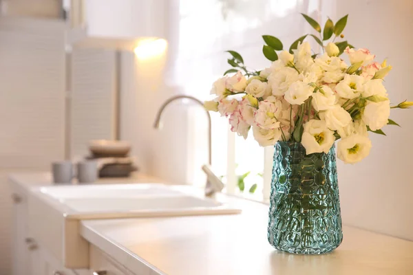 Bouquet Belles Fleurs Sur Comptoir Cuisine Espace Pour Texte Design — Photo