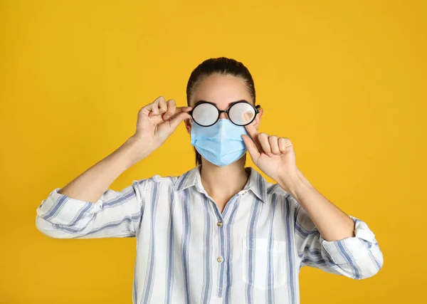 Mujer Limpiando Gafas Niebla Causadas Por Uso Máscara Médica Sobre — Foto de Stock