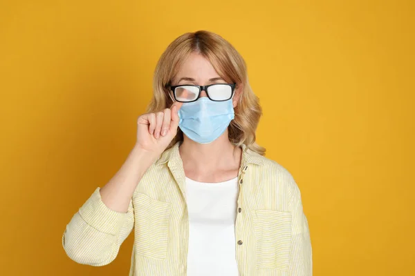Mujer Limpiando Gafas Niebla Causadas Por Uso Máscara Médica Sobre — Foto de Stock