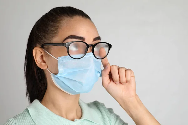 Mujer Limpiando Gafas Niebla Causadas Por Uso Máscara Médica Sobre — Foto de Stock