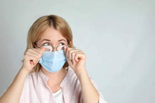 Mujer Limpiando Gafas Niebla Causadas Por Uso Máscara Médica Sobre — Foto de Stock