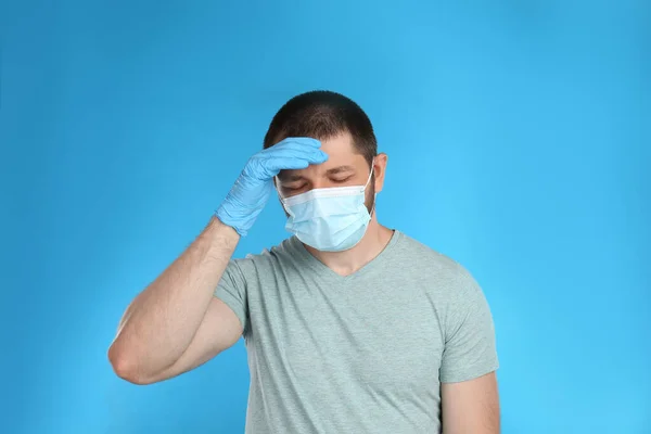 Uomo Stressato Maschera Protettiva Sfondo Azzurro Problemi Salute Mentale Durante — Foto Stock