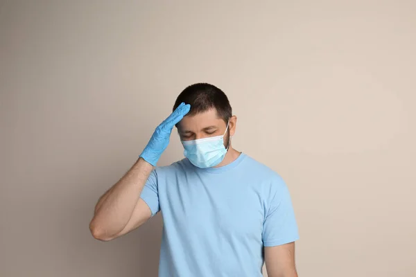 Uomo Stressato Maschera Protettiva Sfondo Beige Problemi Salute Mentale Durante — Foto Stock