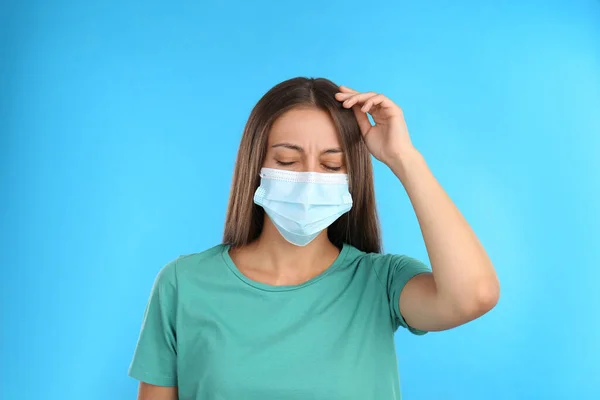 Mujer Estresada Máscara Protectora Sobre Fondo Azul Claro Problemas Salud — Foto de Stock