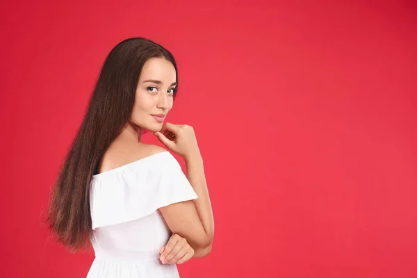 Kırmızı Arka Planda Şık Beyaz Elbiseler Giyen Genç Bir Kadın — Stok fotoğraf