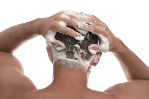Άνδρας Που Πλένει Μαλλιά Λευκό Φόντο Πίσω Όψη — Φωτογραφία Αρχείου