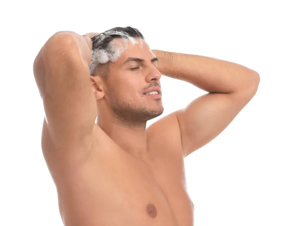 Όμορφος Άνδρας Πλένει Μαλλιά Λευκό Φόντο — Φωτογραφία Αρχείου