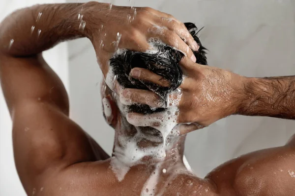 Mężczyzna Myjący Włosy Pod Prysznicem Domu Zbliżenie — Zdjęcie stockowe