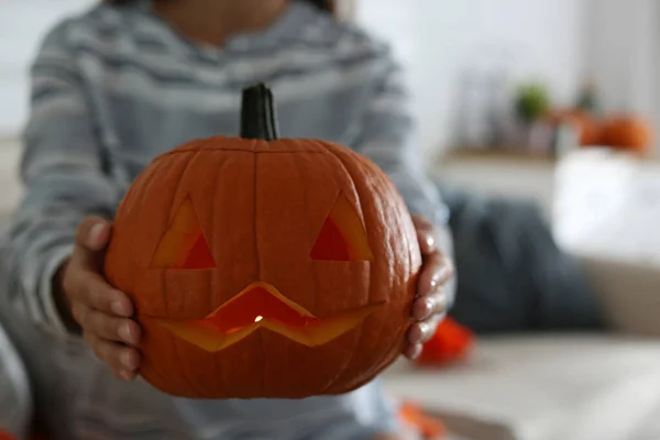 Mujer Sosteniendo Calabaza Jack Lantern Interior Primer Plano Con Espacio — Foto de Stock