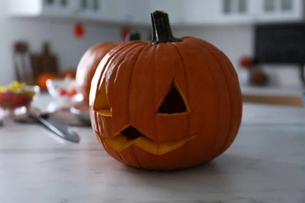 Abóbora Jack Lanterna Mesa Mármore Branco Cozinha Celebração Halloween — Fotografia de Stock
