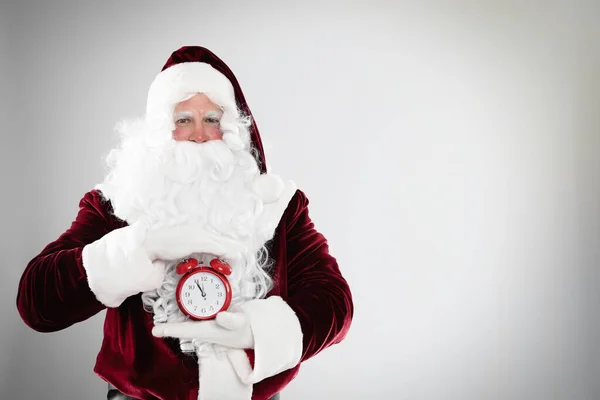 Santa Claus Sostiene Despertador Sobre Fondo Gris Claro Espacio Para — Foto de Stock