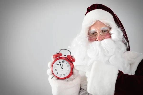 Santa Claus Sostiene Despertador Sobre Fondo Gris Claro Espacio Para — Foto de Stock