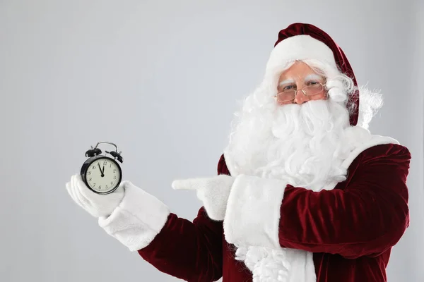 Santa Claus Sostiene Despertador Sobre Fondo Gris Claro Cuenta Atrás — Foto de Stock