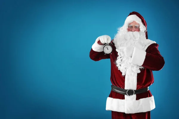 Święty Mikołaj Trzyma Budzik Niebieskim Tle Miejsce Tekst Boże Narodzenie — Zdjęcie stockowe